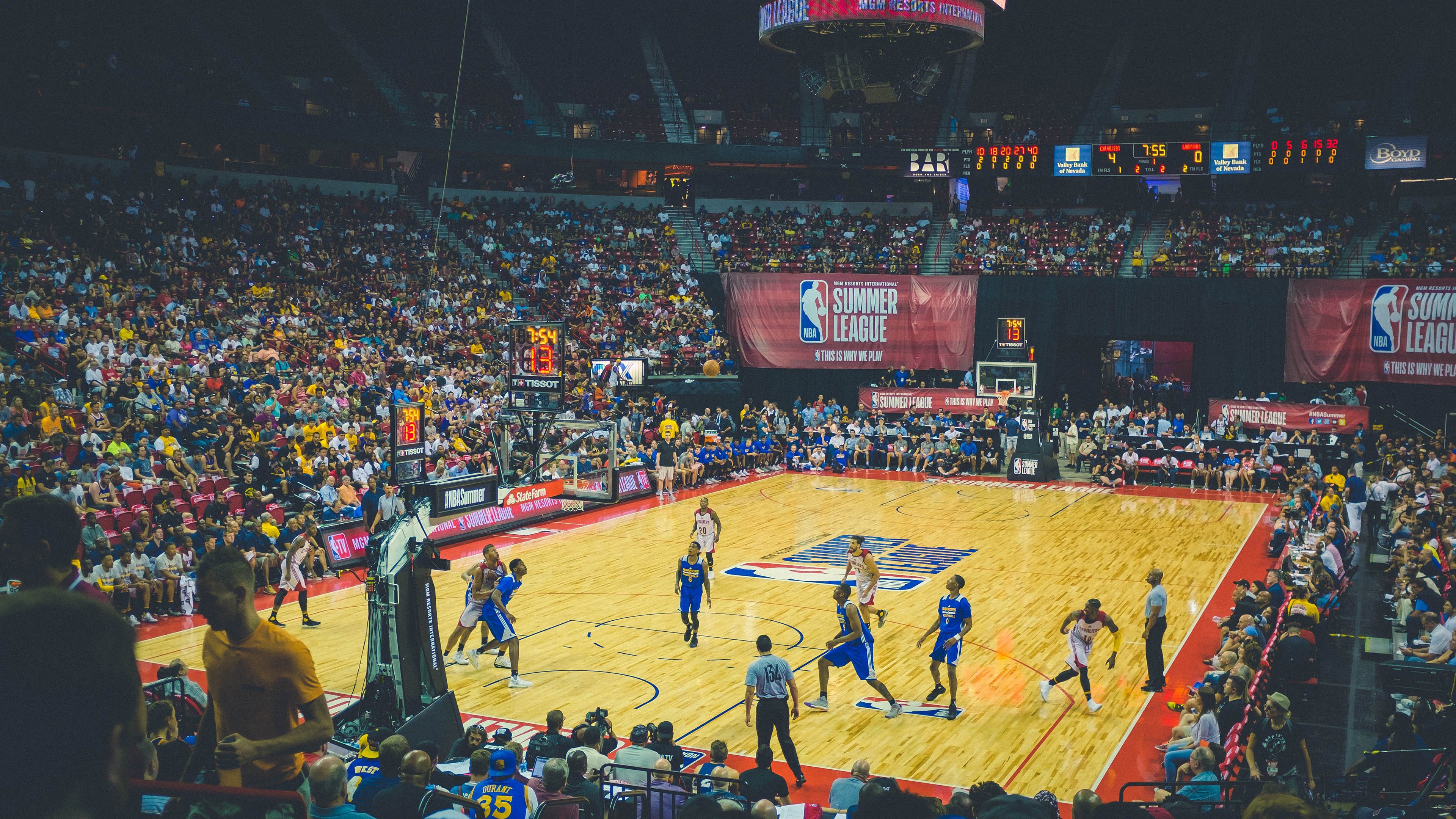 凯尔特人对阵广东队，莫兰特贡献制胜表现，一场跨越时空的篮球对话